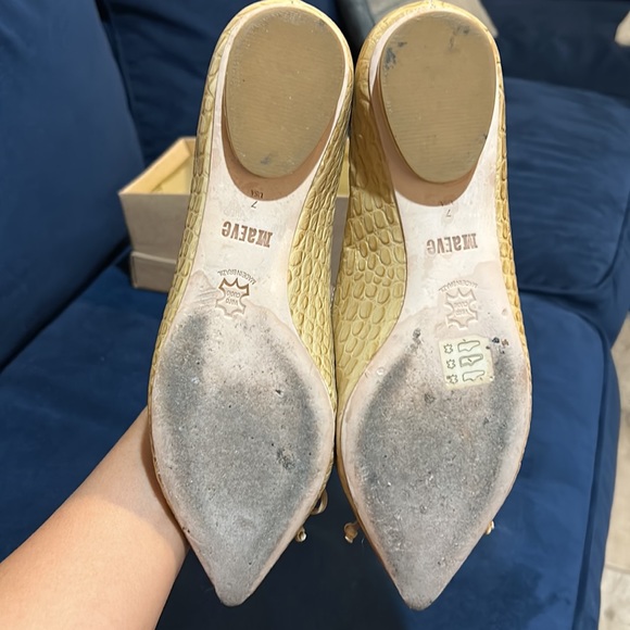 Beautiful pointed all leather ballet flat. Beige croc - textured.Made in Brazil. - Picture 4 of 4